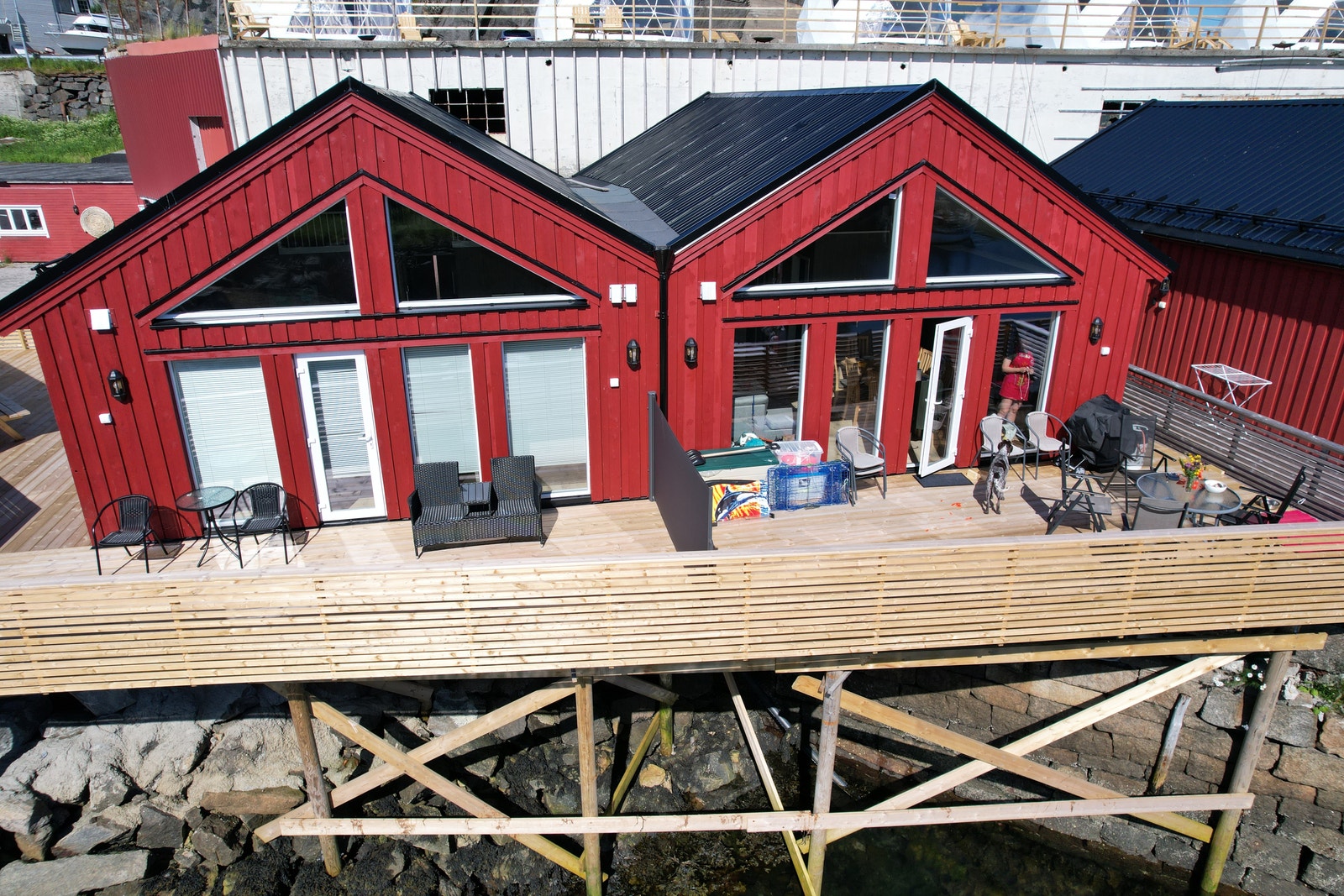 Rorbu til høyre på bilde Galleribilde