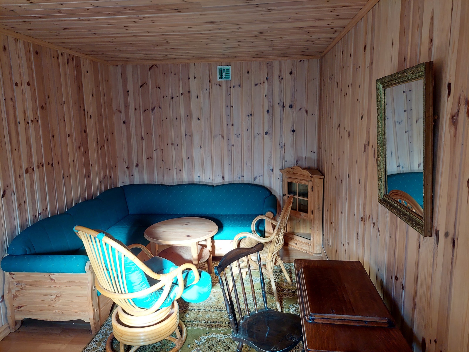 Isolert gjesterom i sidebygningen: Sove-/gjesterommet er 14 kvadratmeter, isolert og kledd med panel. Gulv med laminat og varmekabel. Galleribilde