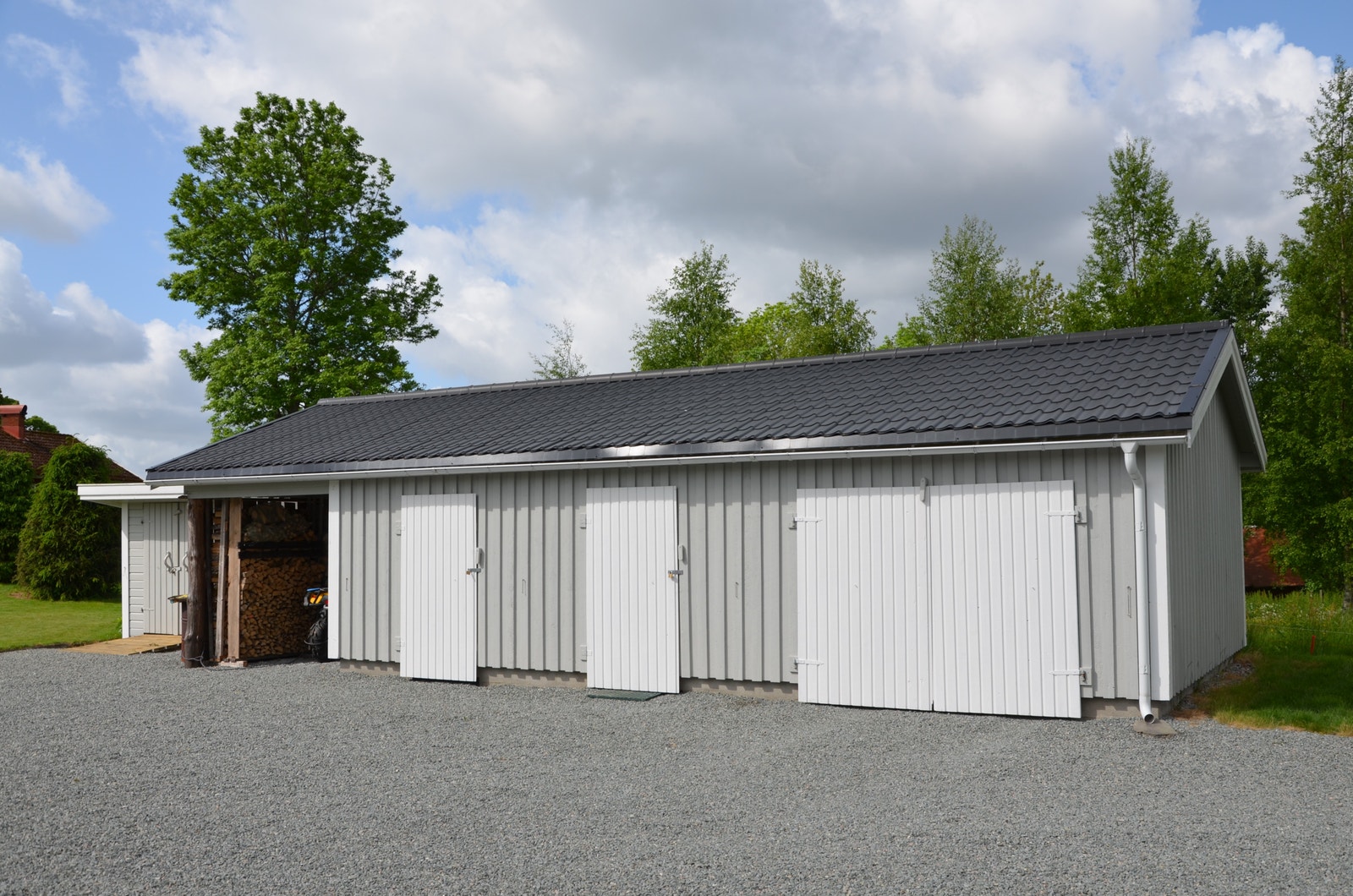 Sidebygning med isolert garasje, isolert gjesterom og carport. Gjesterom og garasje er totalt 46 kvadratmeter. Galleribilde