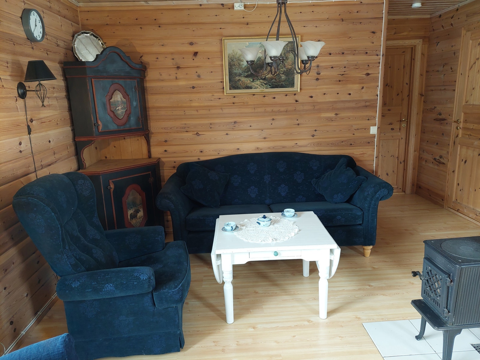 Stue: Det er en vedovn i stua, som varmer opp hytte på null komma niks om du ønsker å bruke mindre strøm. Galleribilde