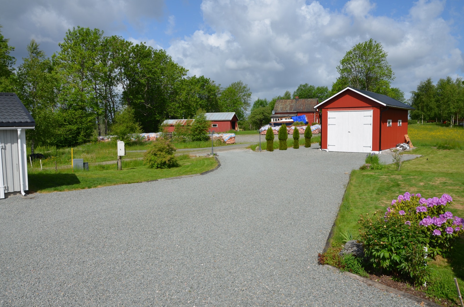 Gårdsplassen og bobilgarasjen. Her er det plass til mange biler. Galleribilde