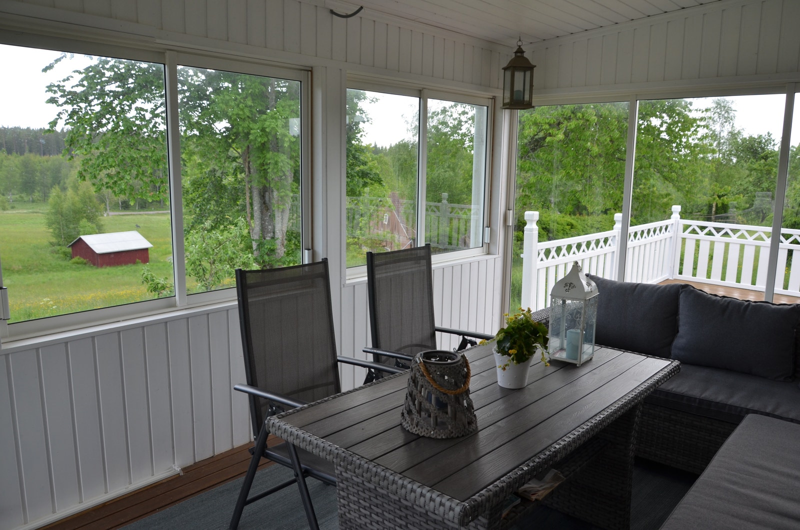 Det er mye skog i området, men Bøn ligger på en liten ås og det er det åpent og fin utsikt til natur og dyreliv. Galleribilde