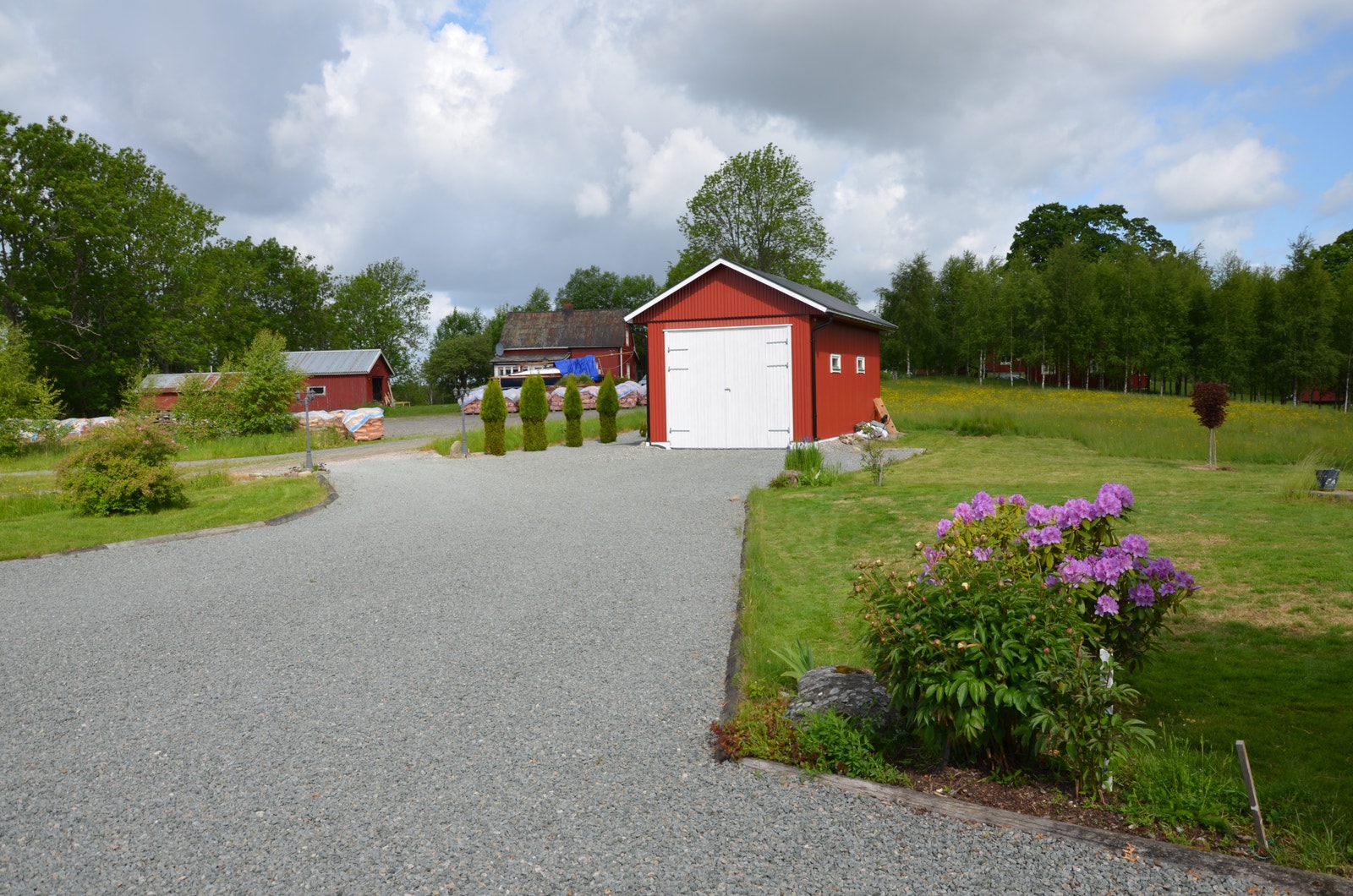 Gårdsplass med plass til veldig mange biler og bobilgarasjen. Galleribilde