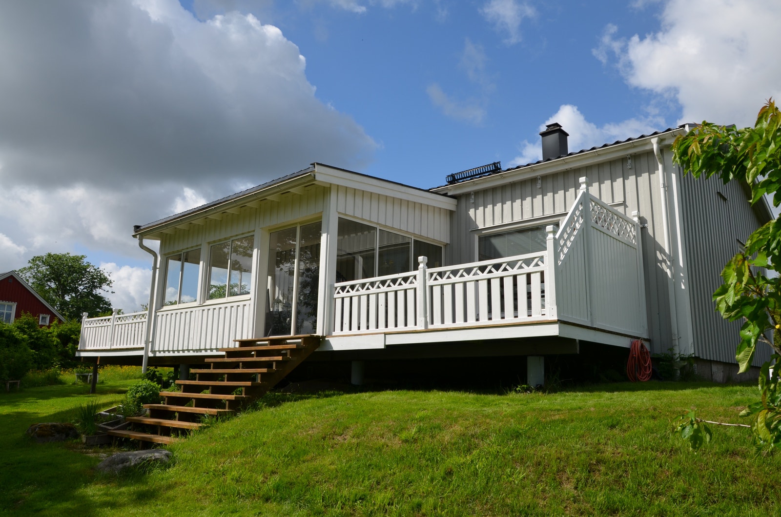 I øst er det en terrasse på ca. 13 m2, og utestue med skyvedører i glass på ca. 18 m2 og med vindtetting under terrassegulvet. Galleribilde