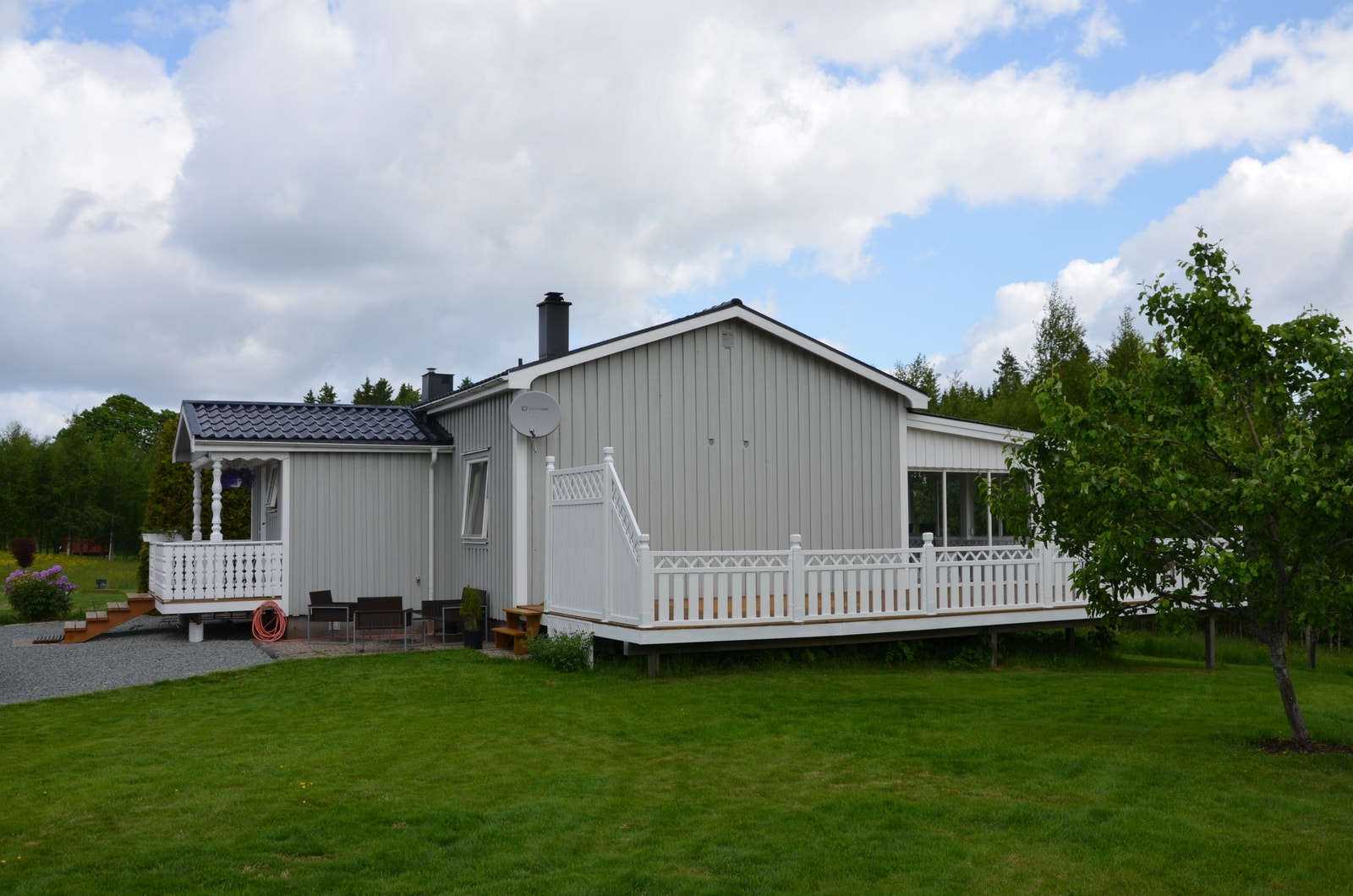 I syd er det en stor terrasse på ca. 55 kvadratmeter i impregnert tre. Den ble bygget i 2011. Det er en stor gressplen som har begrengsningskabel for robotgressklipper (er i bruk i dag). Galleribilde