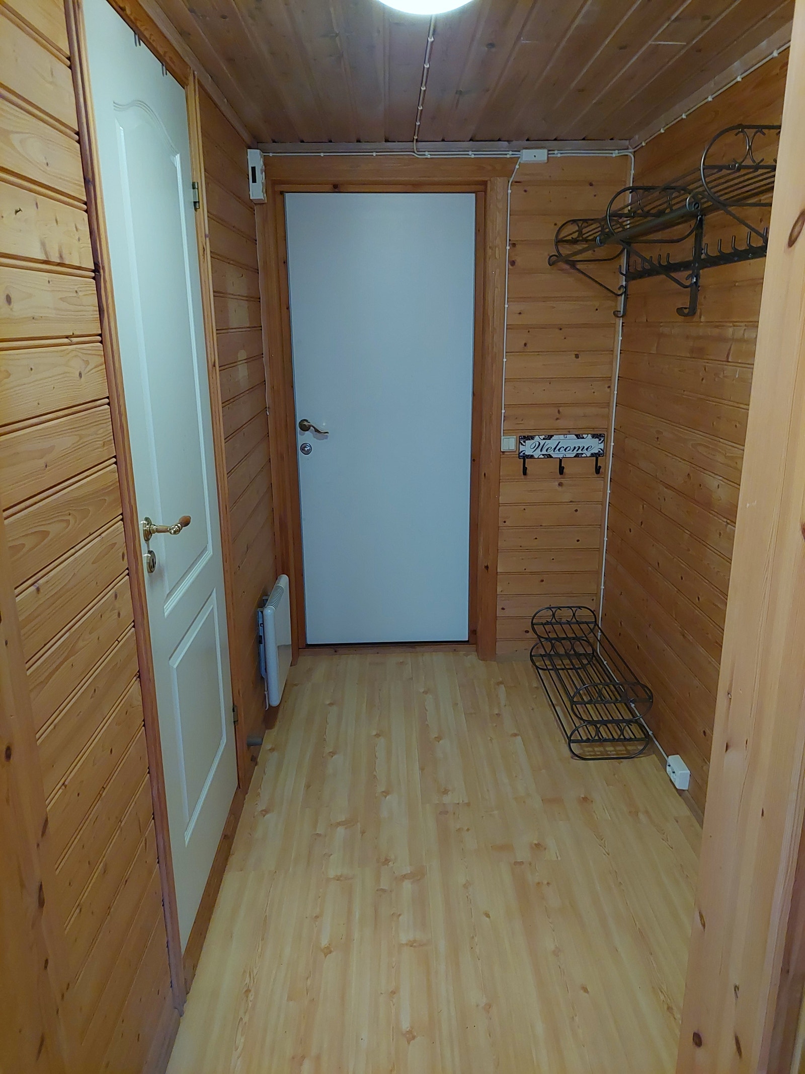 Entré: Dør inn til vaskerommet på venstre side. Galleribilde