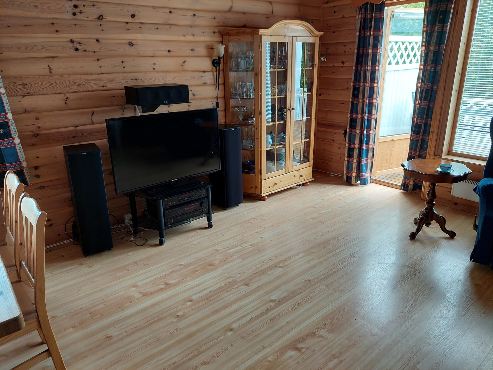 Det er utgang til terrassen fra stua. Galleribilde