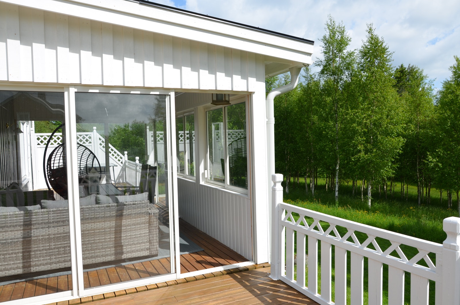 Det er inngang til utestua fra begge terrassene. Galleribilde