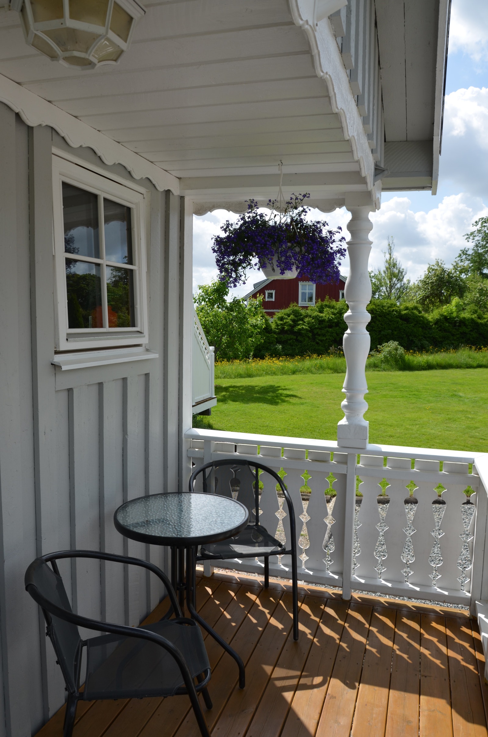 Det er plass til ett bord og to stoler på terrassen som ble bygget i 2018 Galleribilde