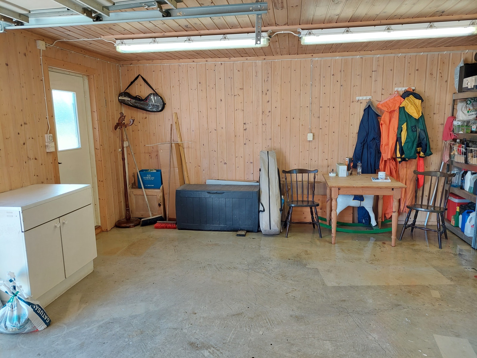 Garasjen er ca. 32 kvadratmeter og har plass til personbil, tilhenger og hobbyrom. Varmekabel i gulvet. Galleribilde