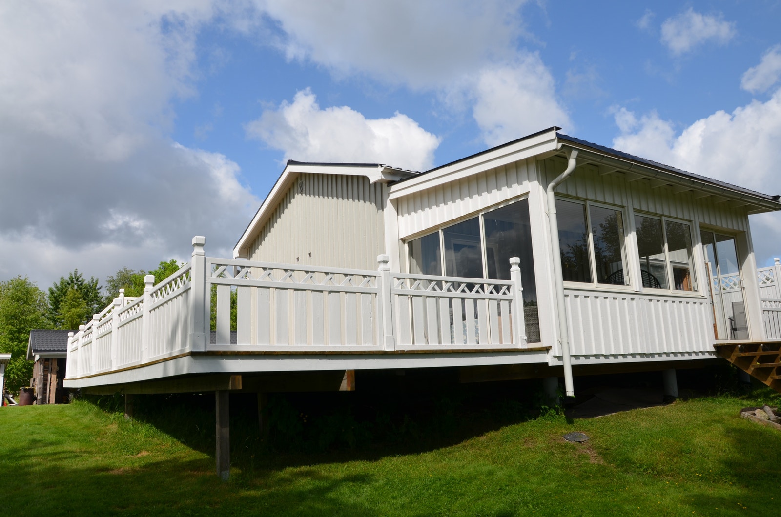 Stor terrasse og utestue. Galleribilde