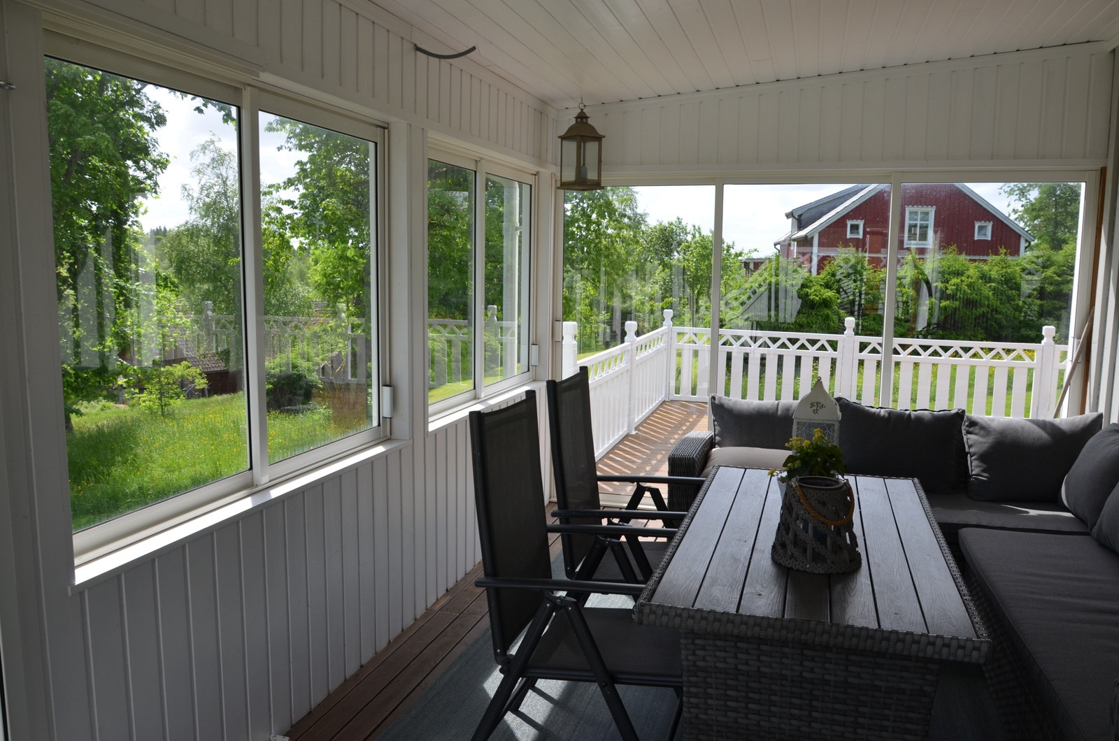 I utestua kan man sitte store deler av året. Det er vindtetting under terrassegulvet og med litt oppvarming på kalde dager blir det godt og varmt. Et populært oppholdssted for både eier og gjester. Galleribilde