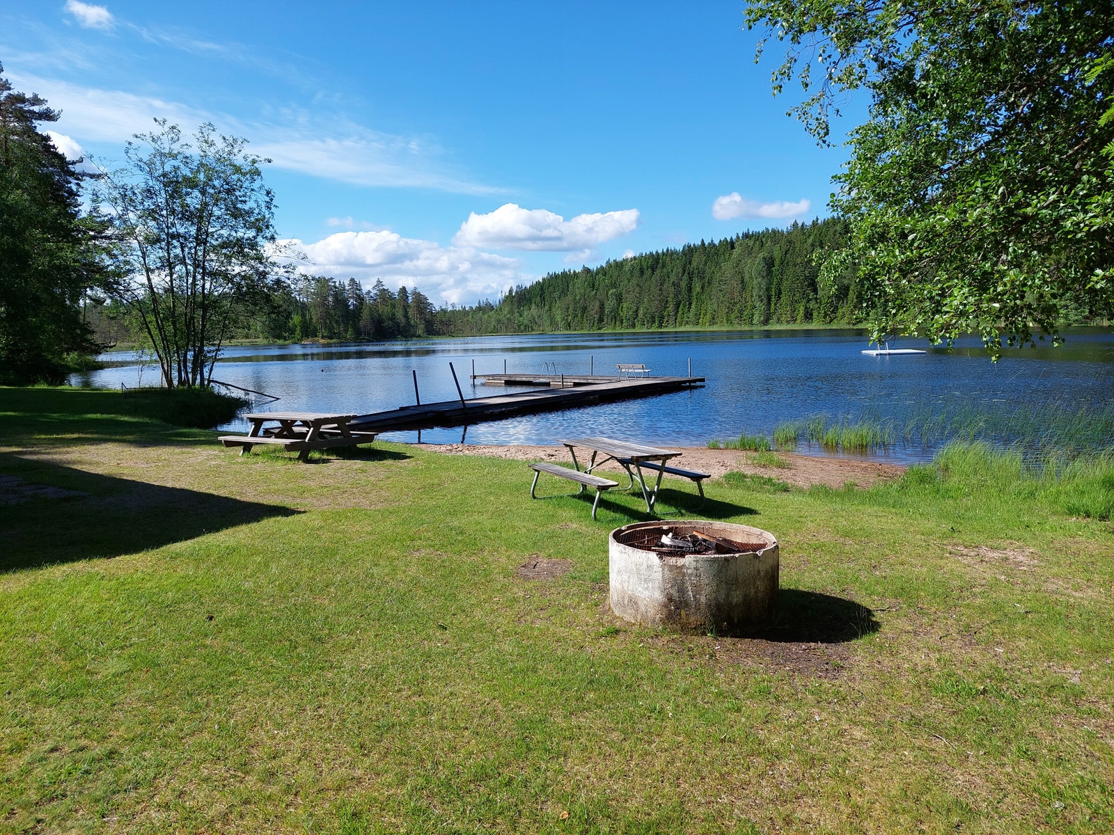 Nærmeste offentlige badeplass er i Håbol, ca. ti minutter unna med bil. Her er det flytebrygge, en flåte og piknikbord. Galleribilde
