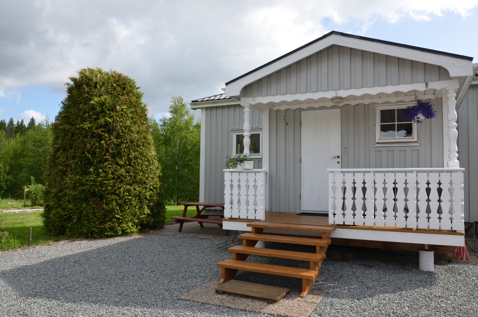 Inngangsparti med ny trapp og terrasse. Galleribilde
