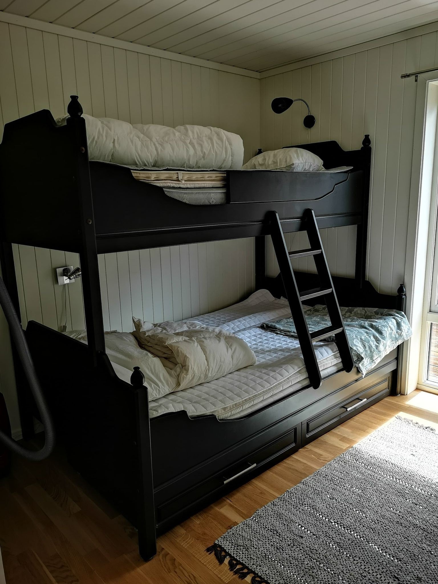 Soverom med familiekøye. Plass til barneseng. Galleribilde