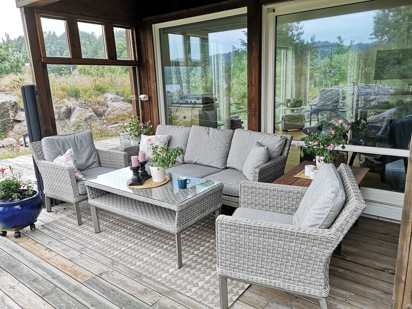 Uteplass med utsikt over Nordfjorden. Galleribilde