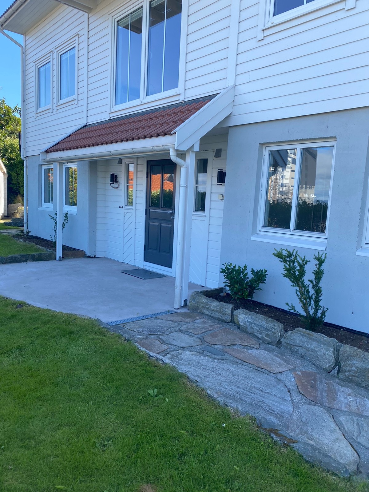 Inngangs parti på nedsiden av huset Galleribilde