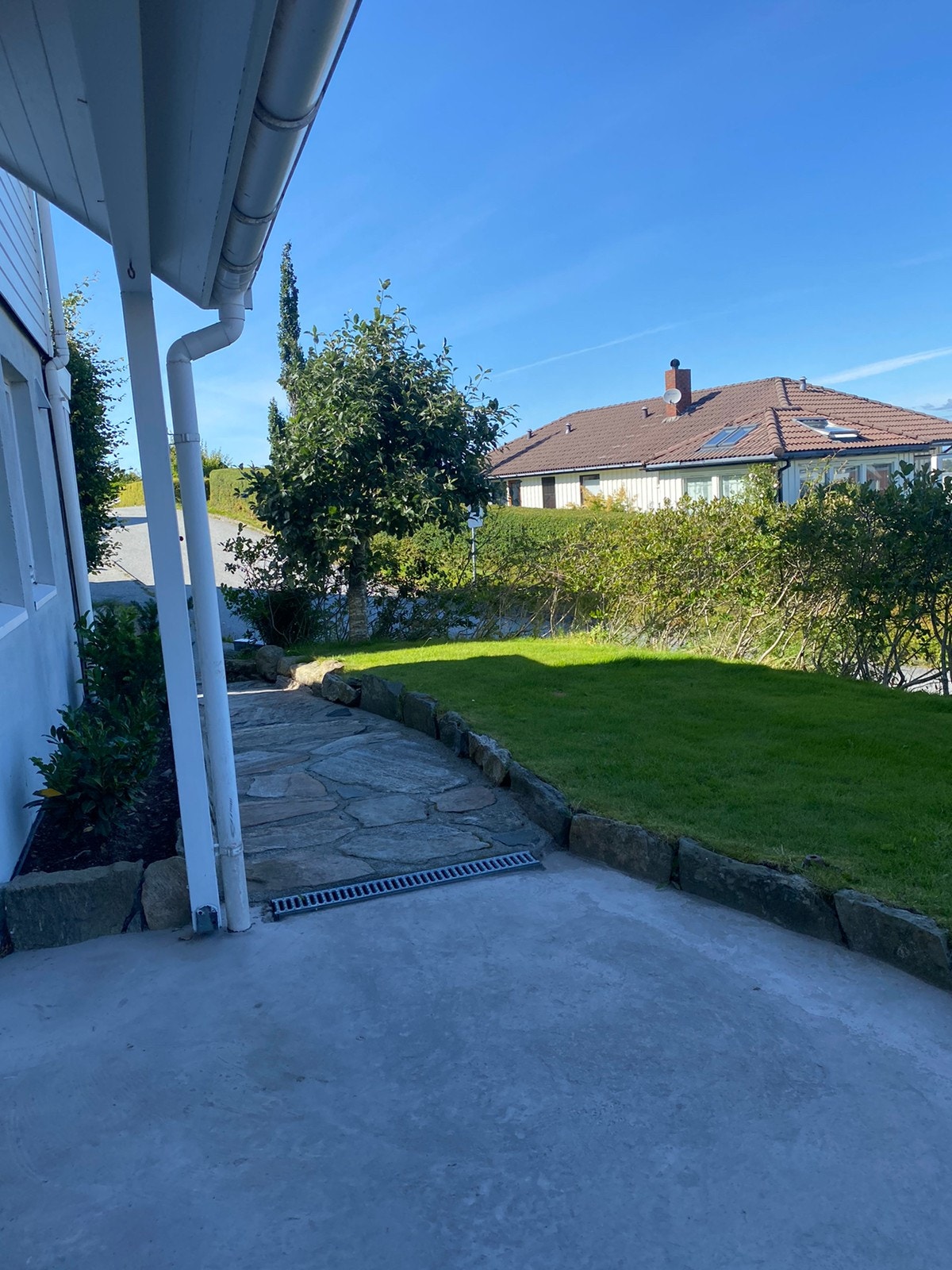 Inngang og hage til leiligheten Galleribilde