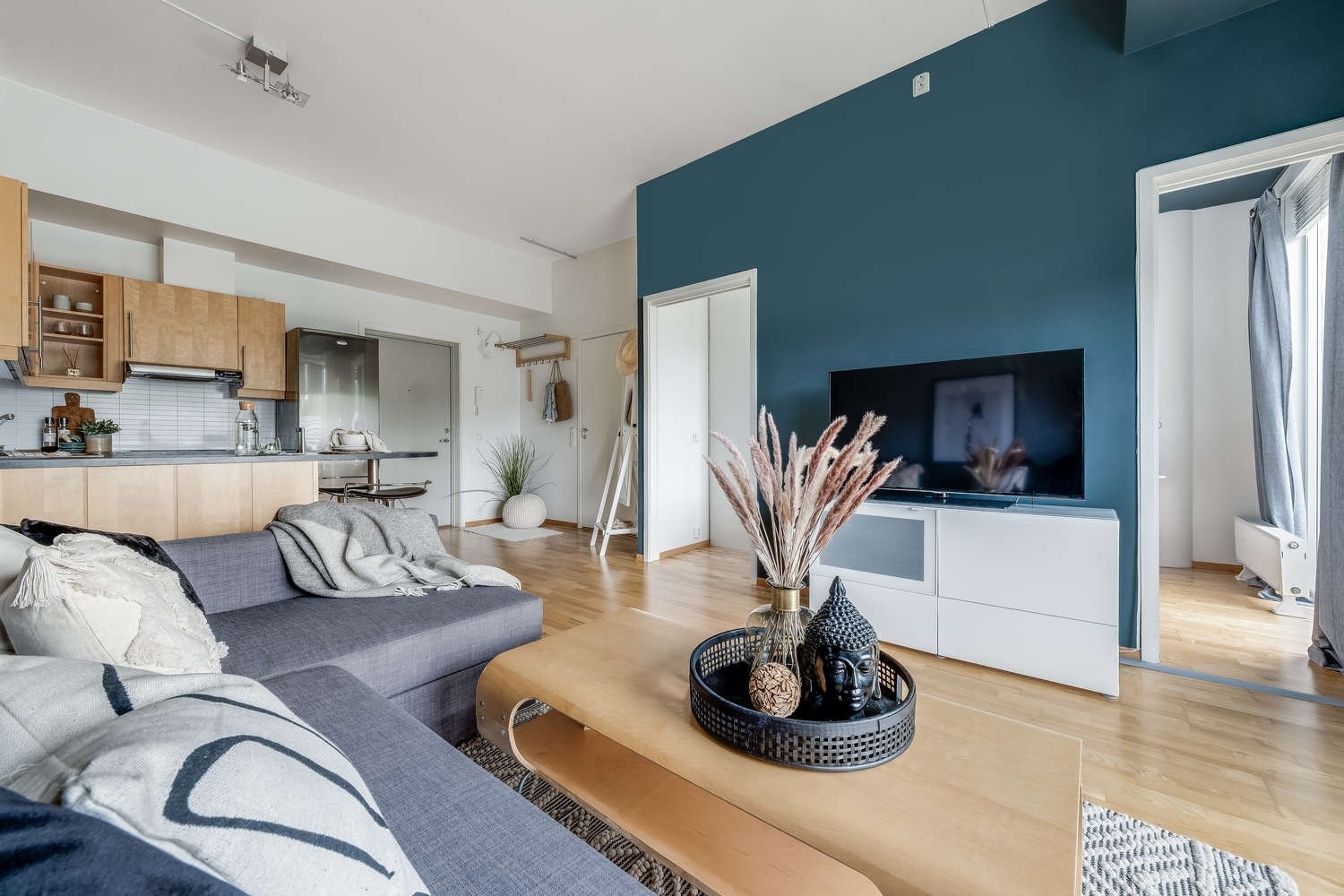 Samlet areal på stue og kjøkken er ca. 25 kvm. Rommet har raus takhøyde, som gir leiligheten et stilig studiopreg. Galleribilde