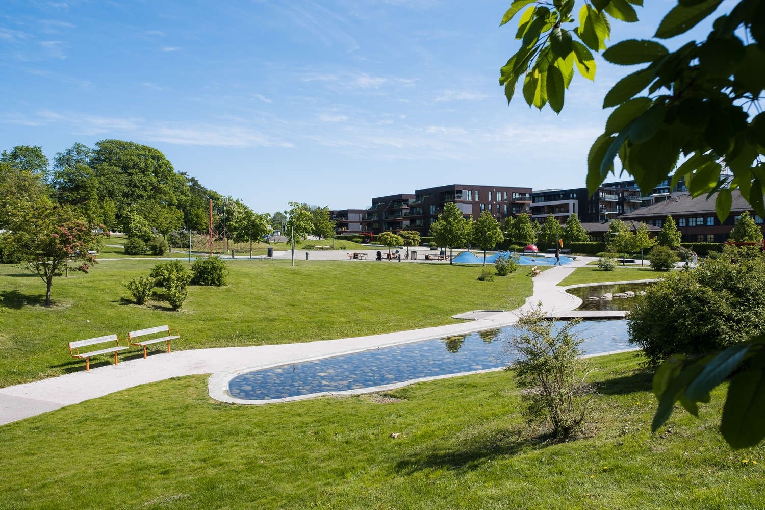 Flotte plenarealer og dekorative vannspeil, hvor man kan ha piknik og avslapping ute, 2 minutter fra leiligheten. Galleribilde