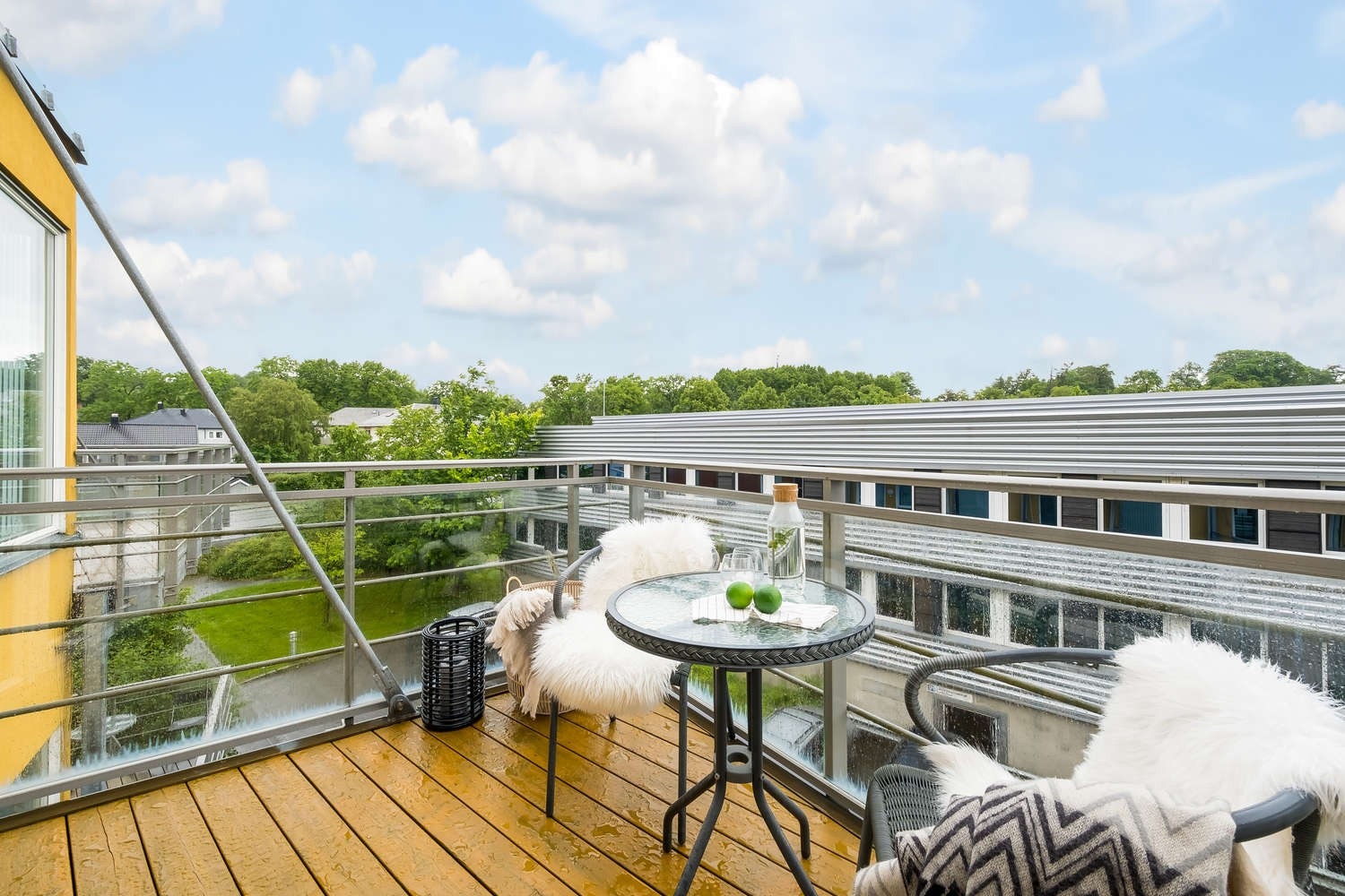 Fra leiligheten er det umiddelbar nærhet til butikker, skoler og kjøpesenter. Gangavstand til Solsiden og sentrum. Galleribilde