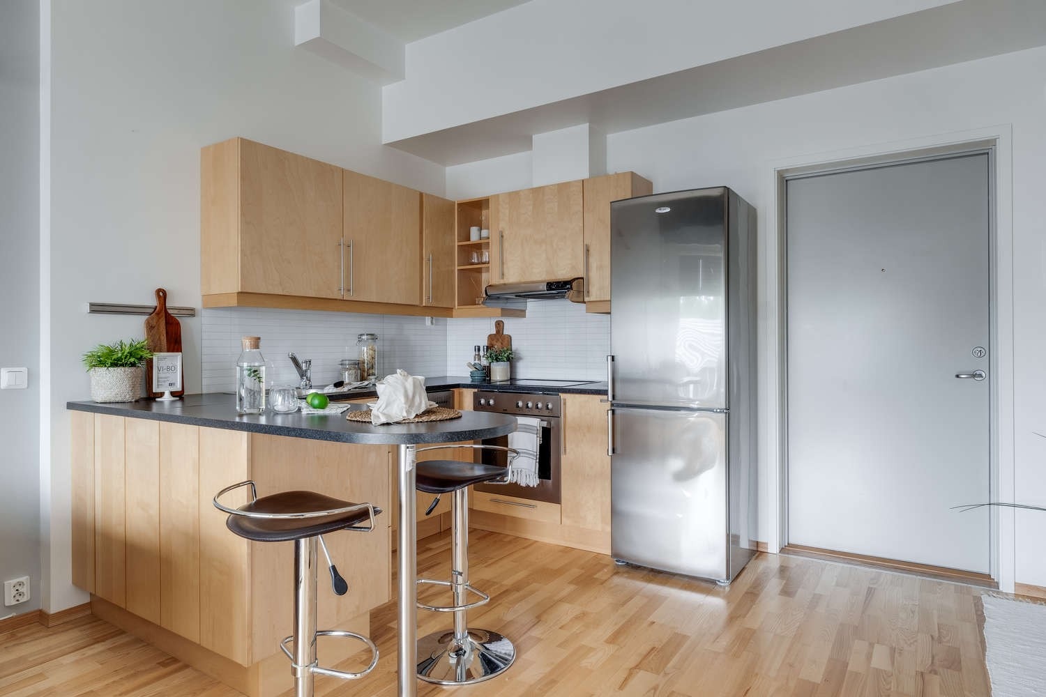 Kjøkkenet er utstyrt med integrerte hvitevarer og har god belysning. Galleribilde