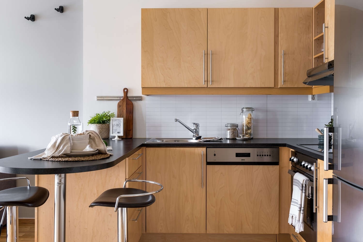 Det er integrert stekeovn, platetopp og oppvaskmaskin. Galleribilde