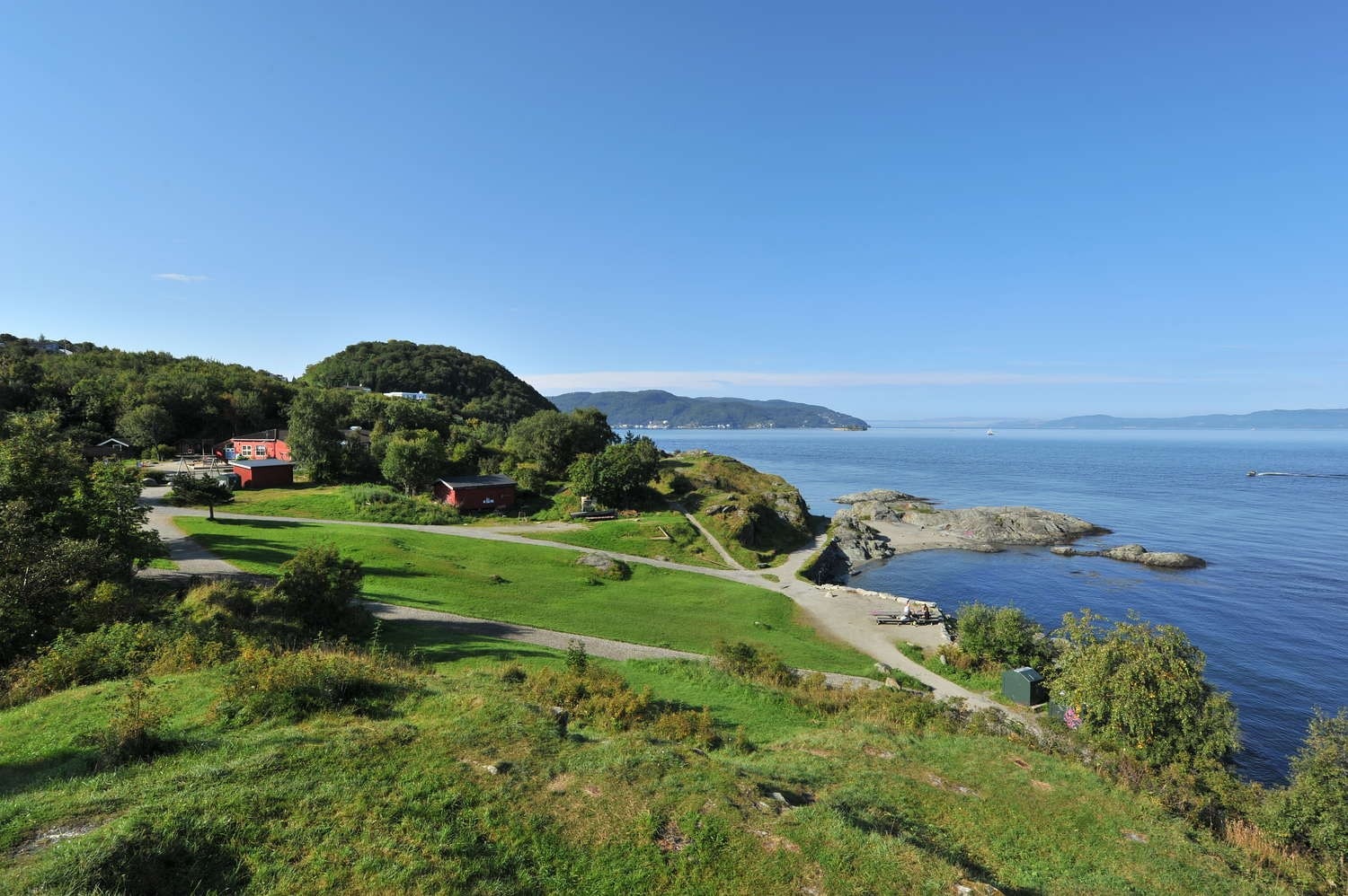 Populære badeplasser finnes langs Ladestien, også dette få minutters gange fra leiligheten. Galleribilde