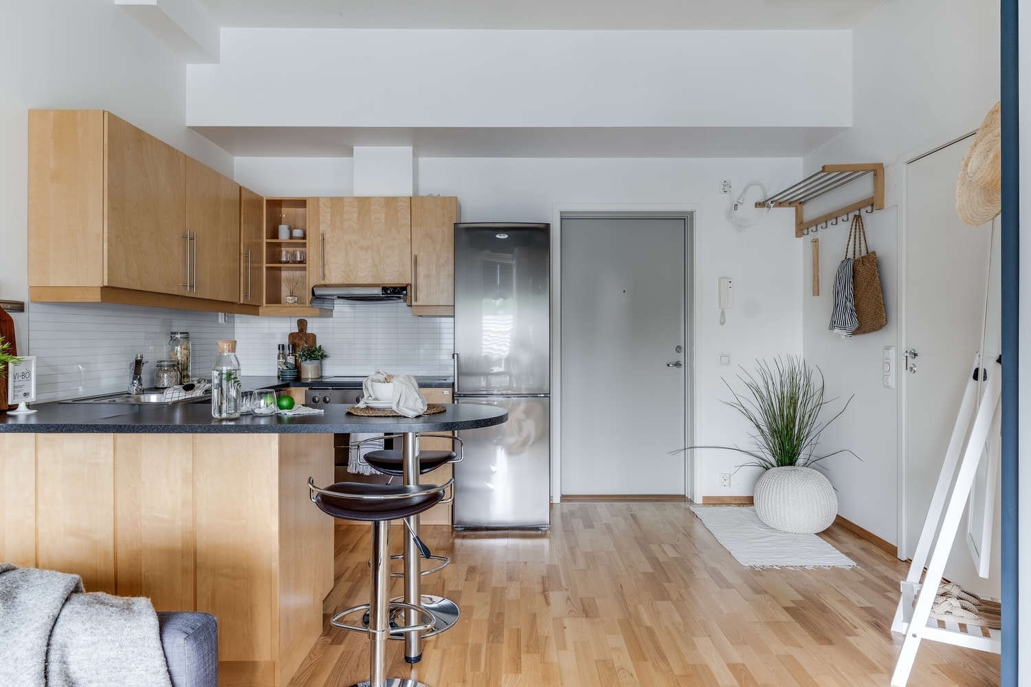 I forlengelse av kjøkkeninnredningen er det en smart barløsning med rom for to sitteplasser. Galleribilde