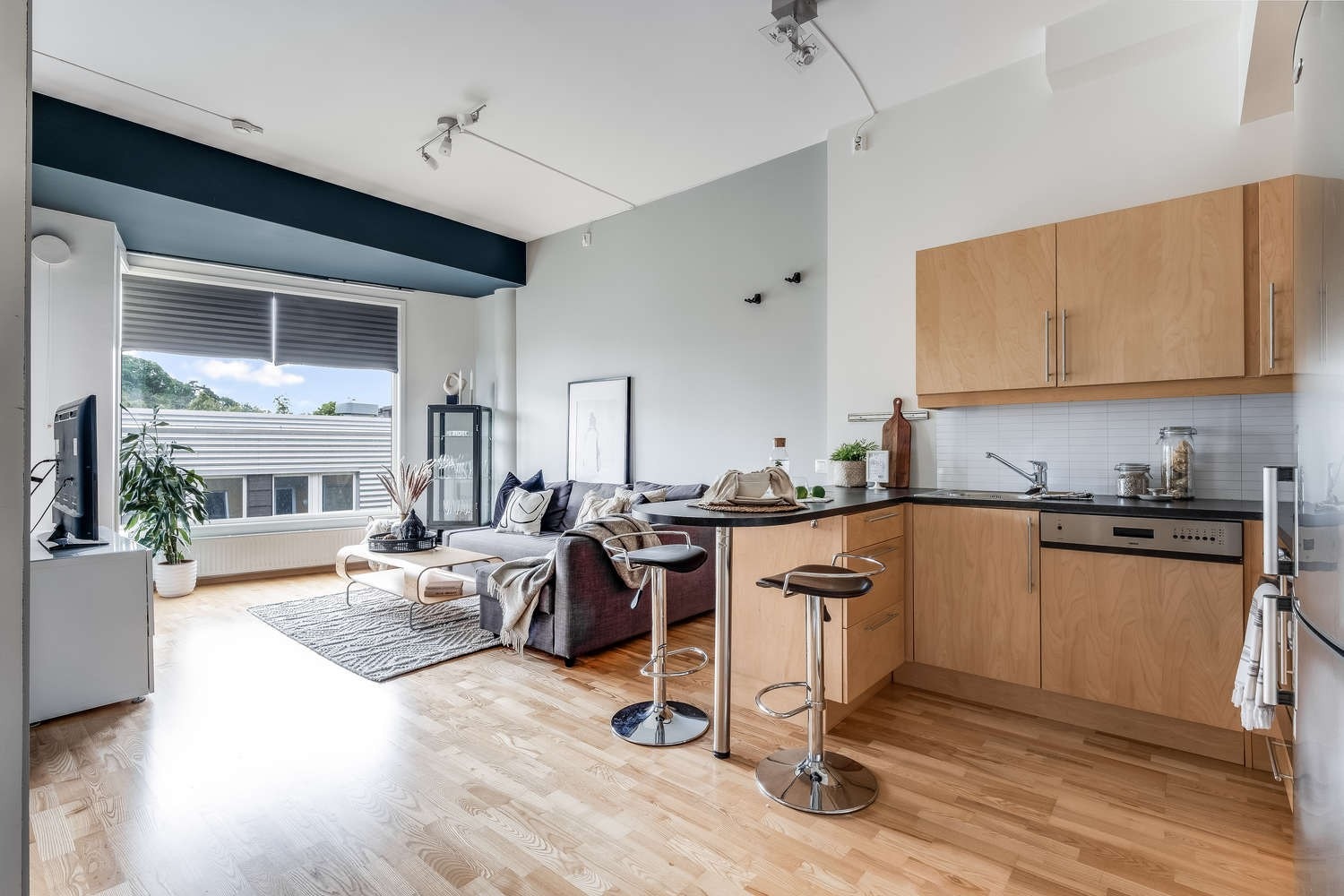 Kjøkkenet er fra 2006 og har innredning fra Huseby med glatte fronter og benkeplate i laminat. Galleribilde