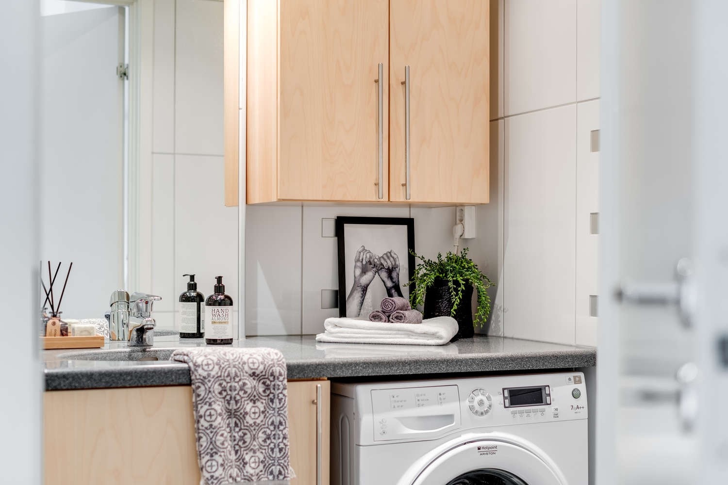 Badet har flislagte vegger og gulv, gulvvarme og downlights. Galleribilde