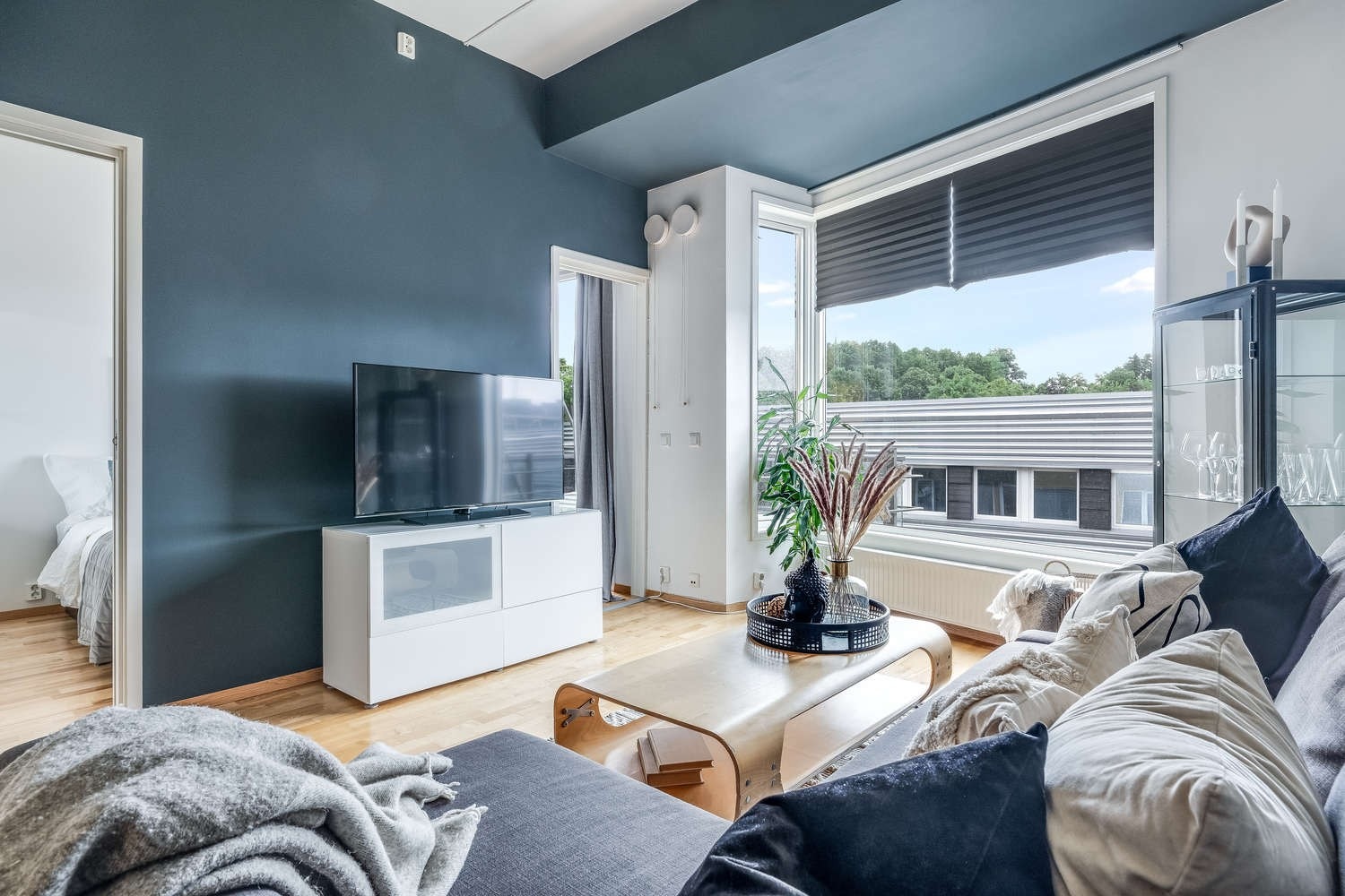 Det er god plass for møblering sofa- og tv-møblement. TV-en er inkludert i leien. Galleribilde