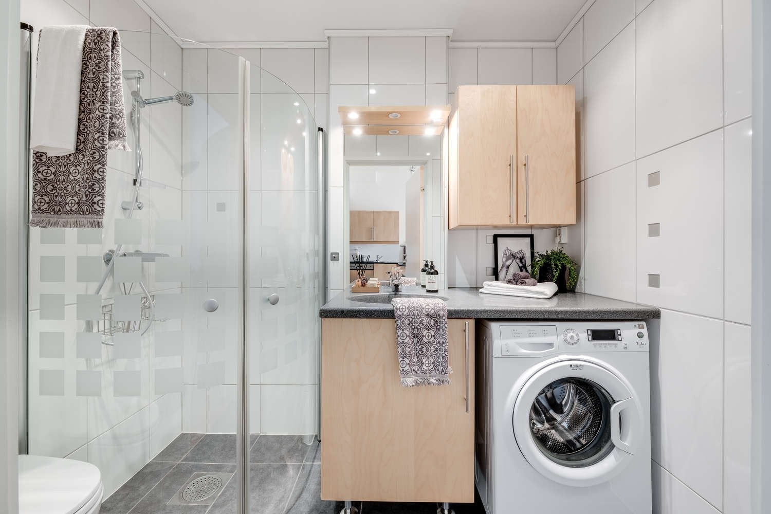 Leiligheten har et lyst og lekkert bad fra 2006. Galleribilde