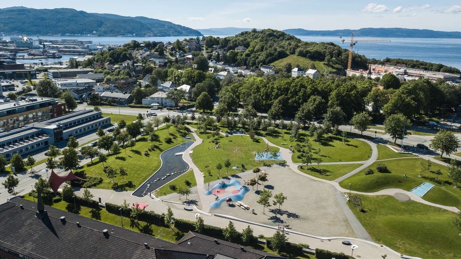 Leiligheten har en flott og sentral beliggenhet, med kort vei til "alt". Sirkusparken er et populært samlingssted for beboerne i området. Galleribilde