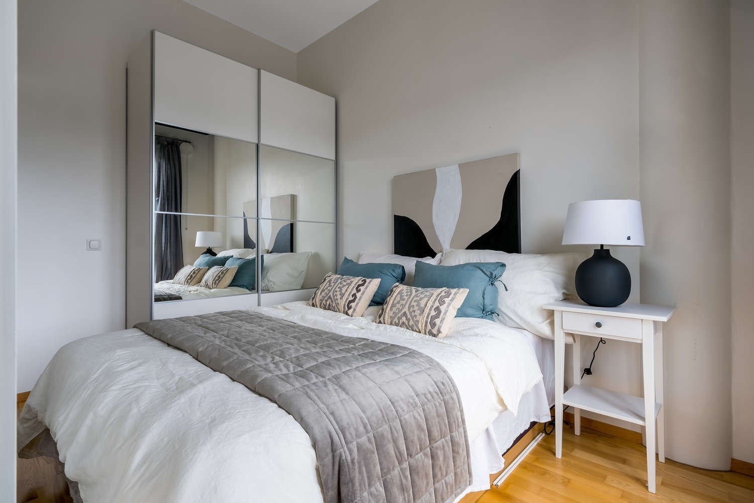 Soverommet er innredet med et garderobeskap, så det er enkelt å holde orden. Galleribilde