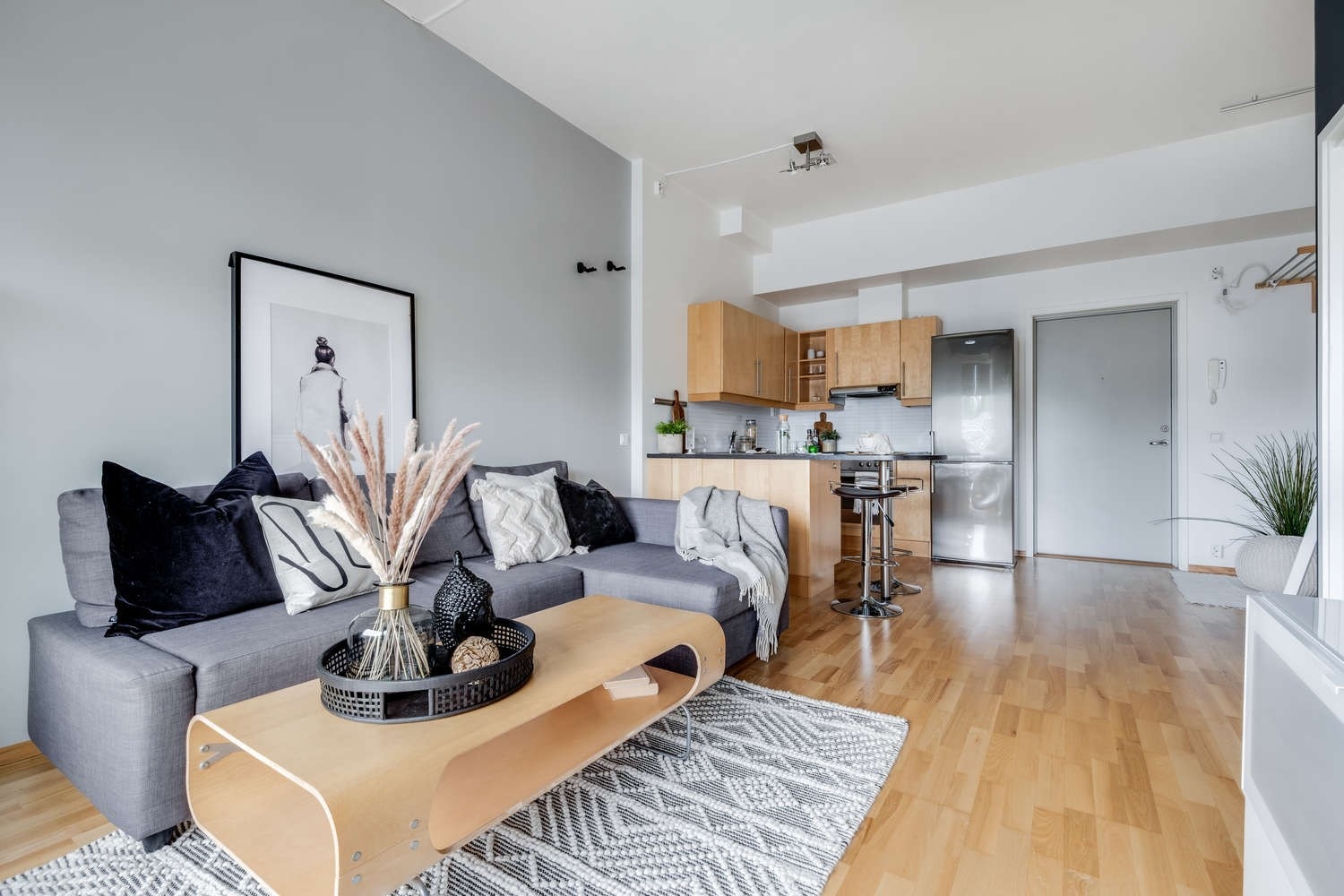 Svært romslig plassert møblement. Kan plasseres mer konservativt for å få plass til spisebord osv. Galleribilde