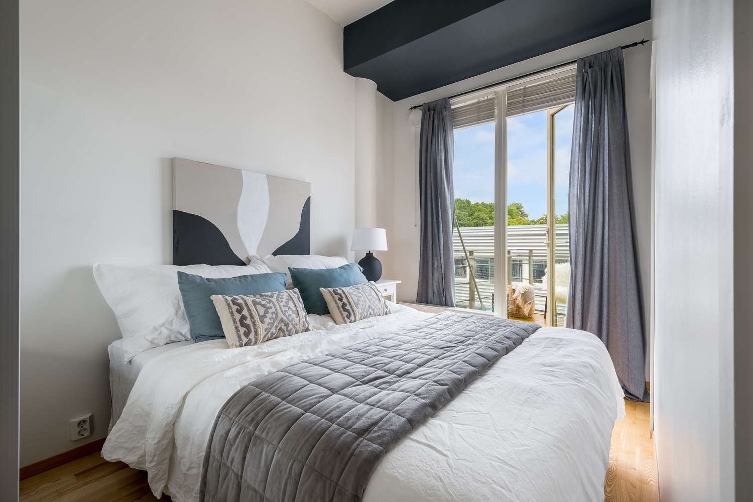 Soverommet er romslig med plass for bred seng, nattbord og kontorpult. Galleribilde