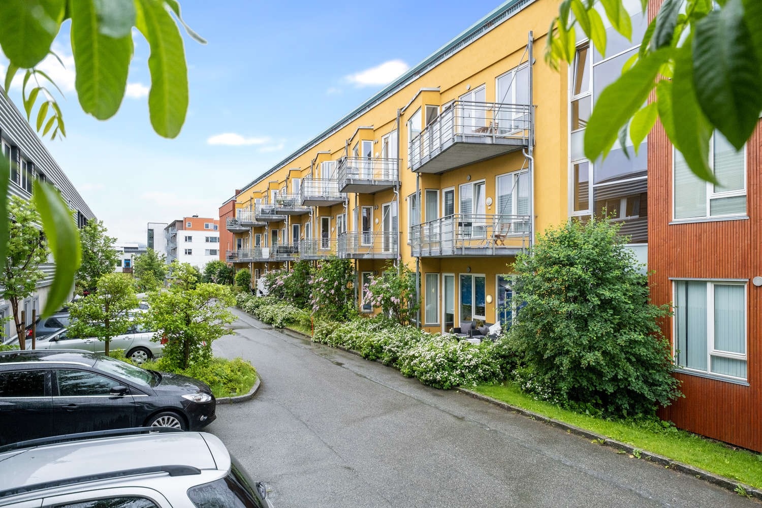 Mulighet for å få med en parkerkingsplass med elbillader med i leien etter nærmere avtale. Galleribilde