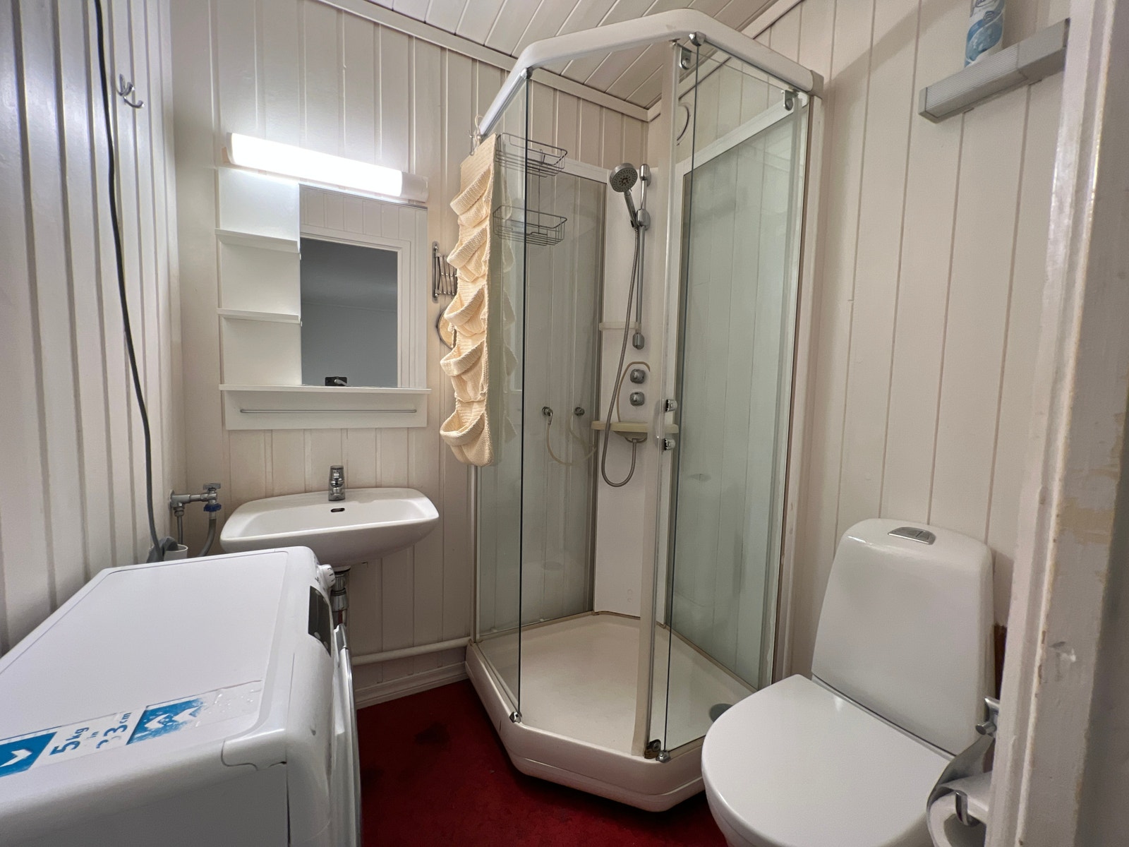 Eget baderom med vaskemaskin Galleribilde