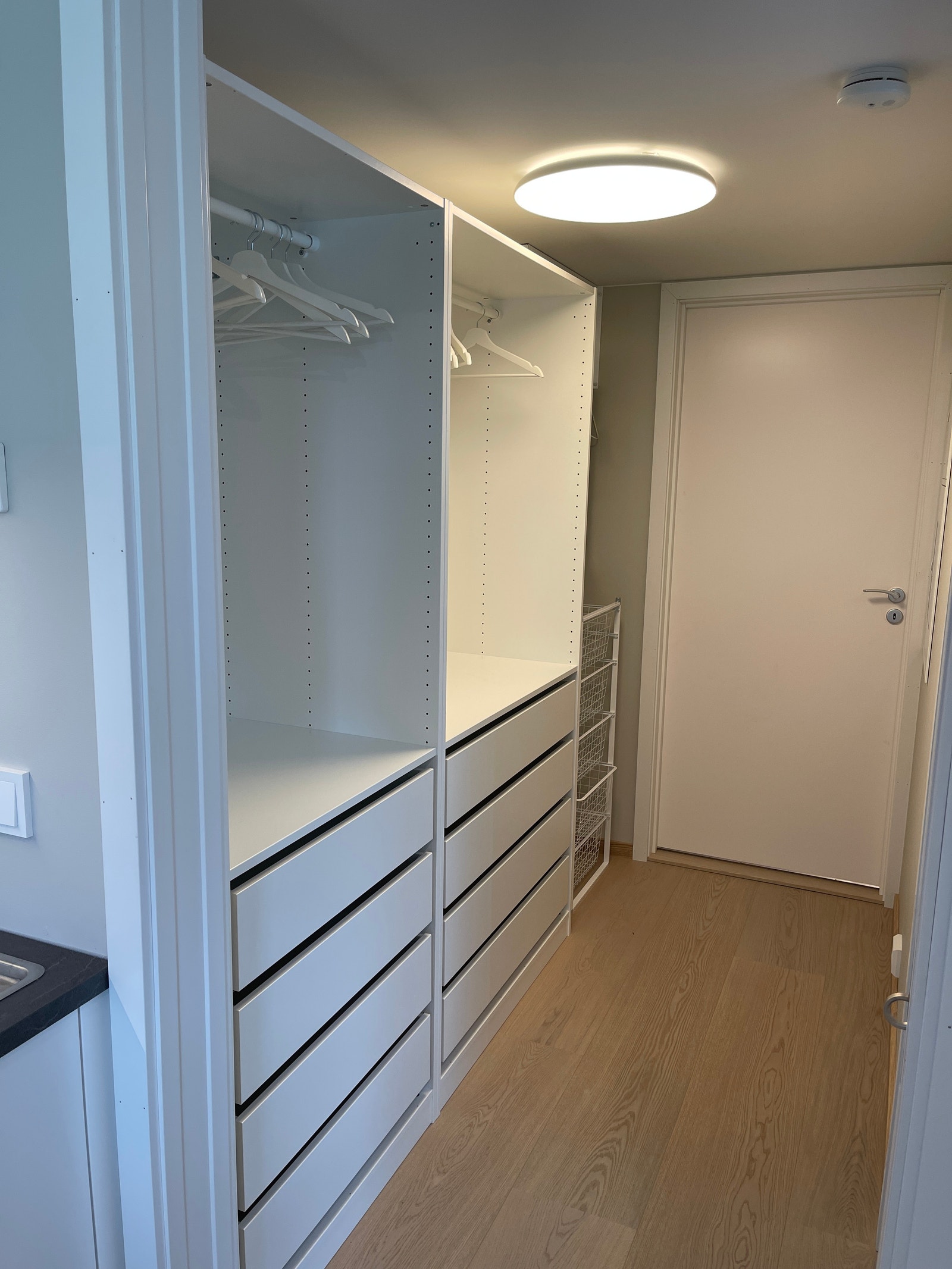 Romslig garderobe med både oppheng og skuffer Galleribilde