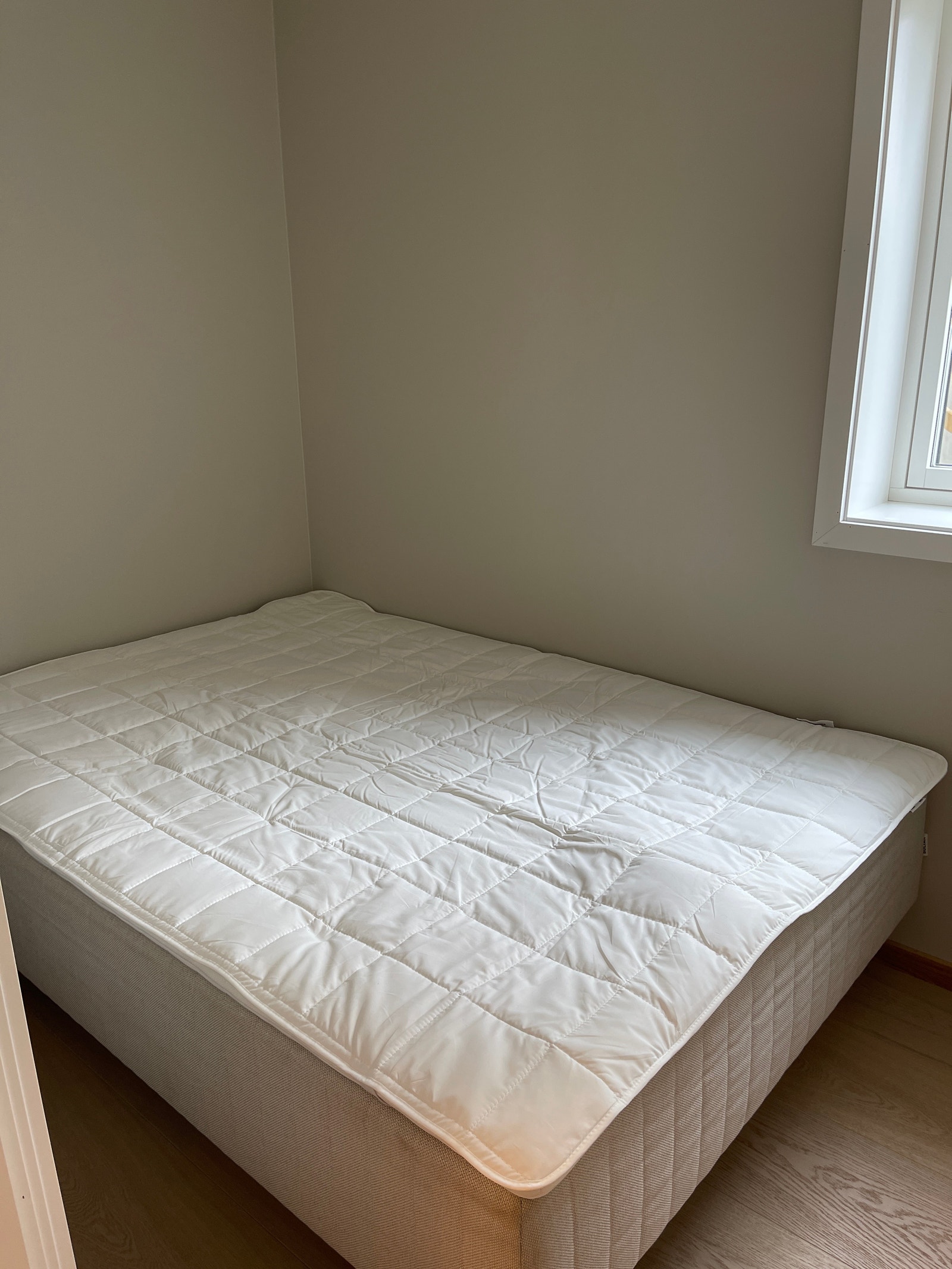 Soverom med 140 cm dobbeltseng Galleribilde