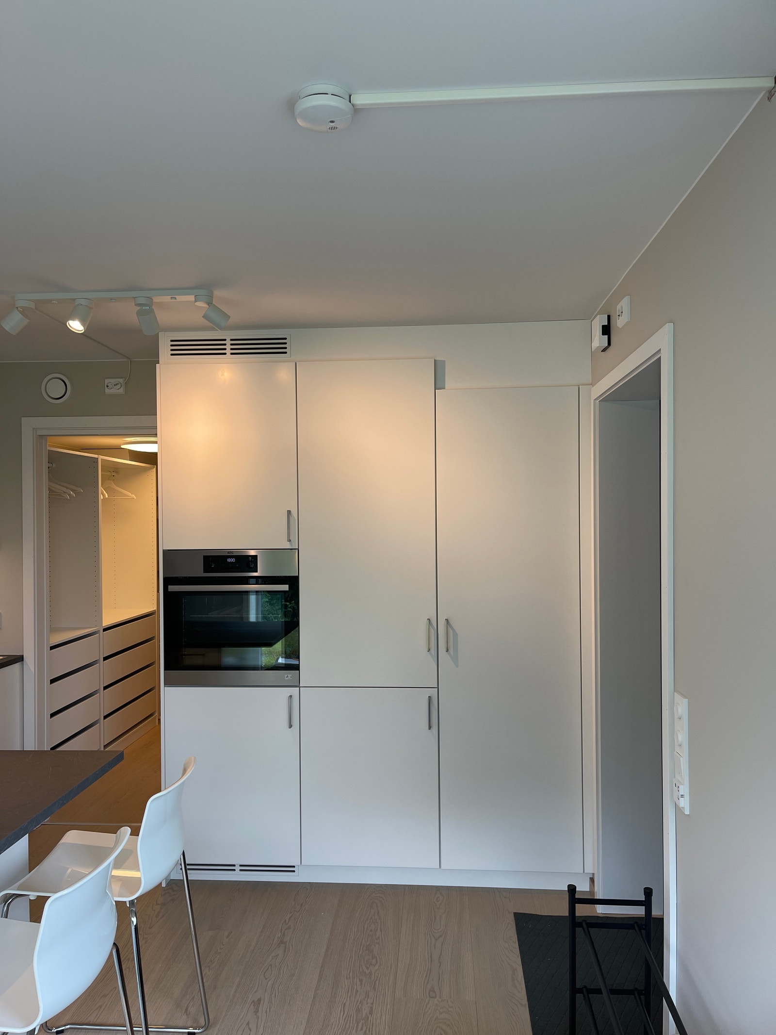 Nye hvitevarer fra blant annet AEG. Garderobeskap helt til høyre Galleribilde