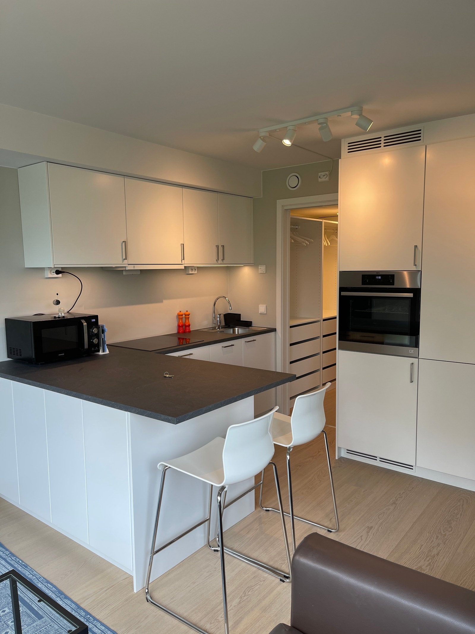 Romslig og moderne kjøkken fra Drømmekjøkken, med mye skapplass Galleribilde