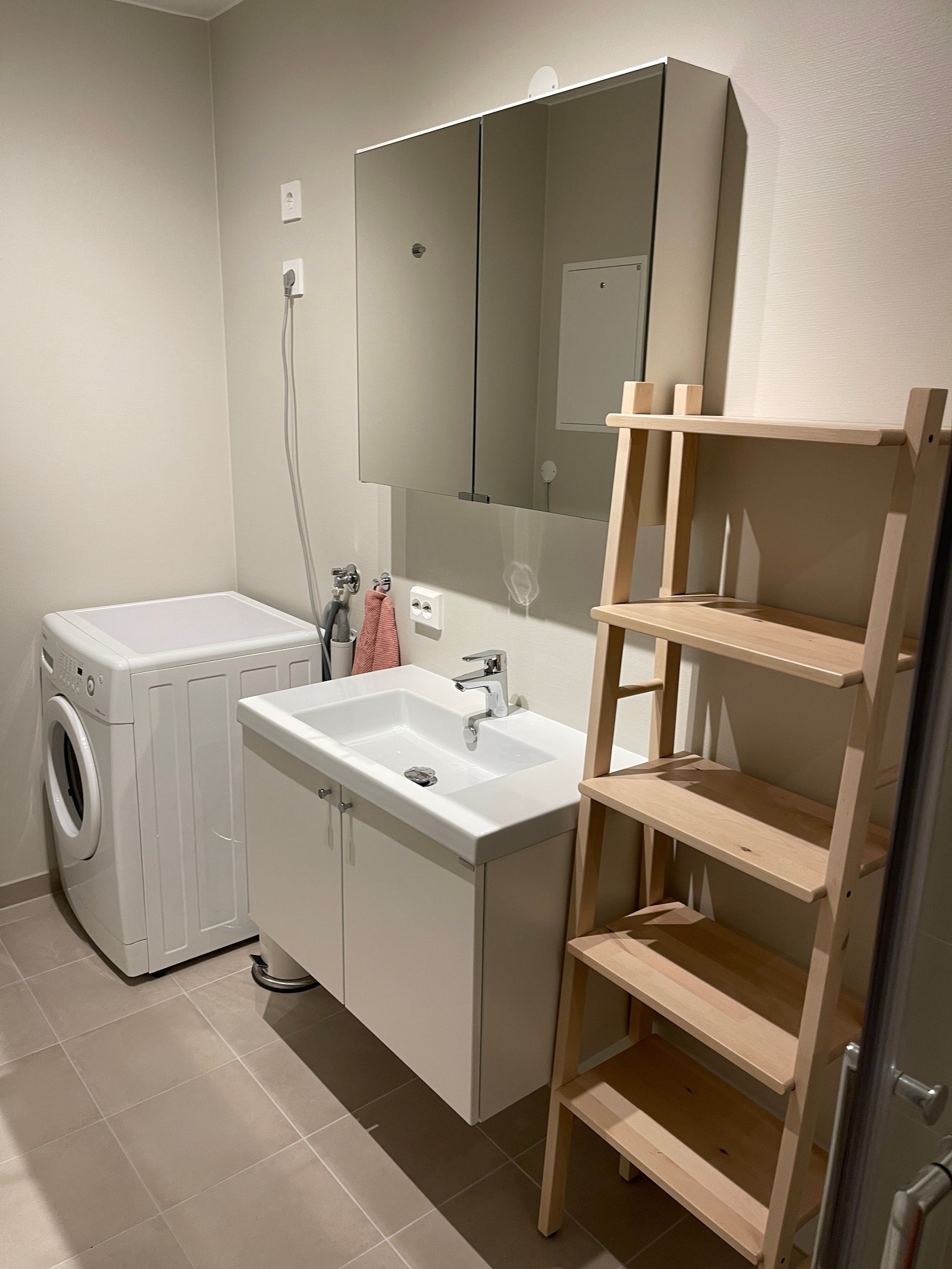 Stort bad med gode oppbevaringsmuligheter Galleribilde