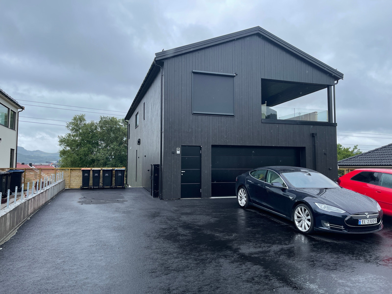 Trapp ned til leilighet på venstre side av huset Galleribilde