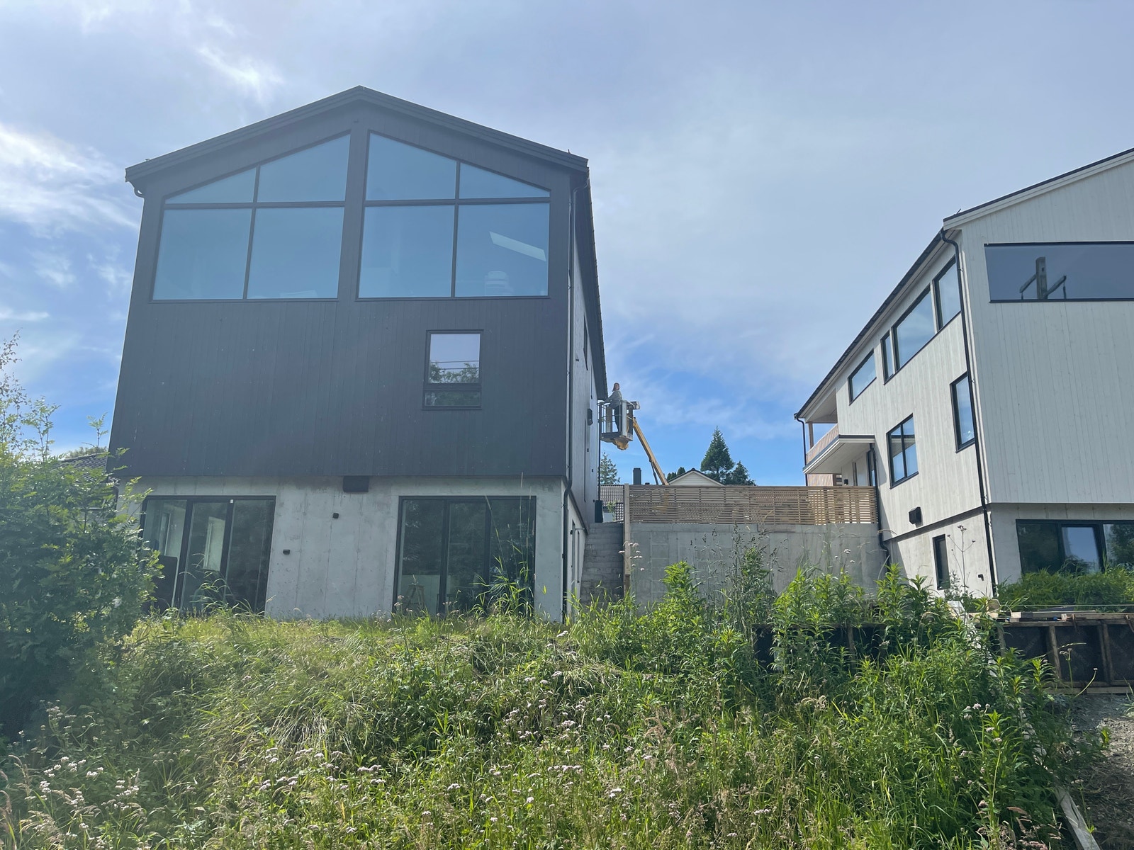 Leiligheten til høyre. Tursti nedenfor, stille og rolig og kort vei til Sandvedparken og Stokkelandsvannet. Galleribilde