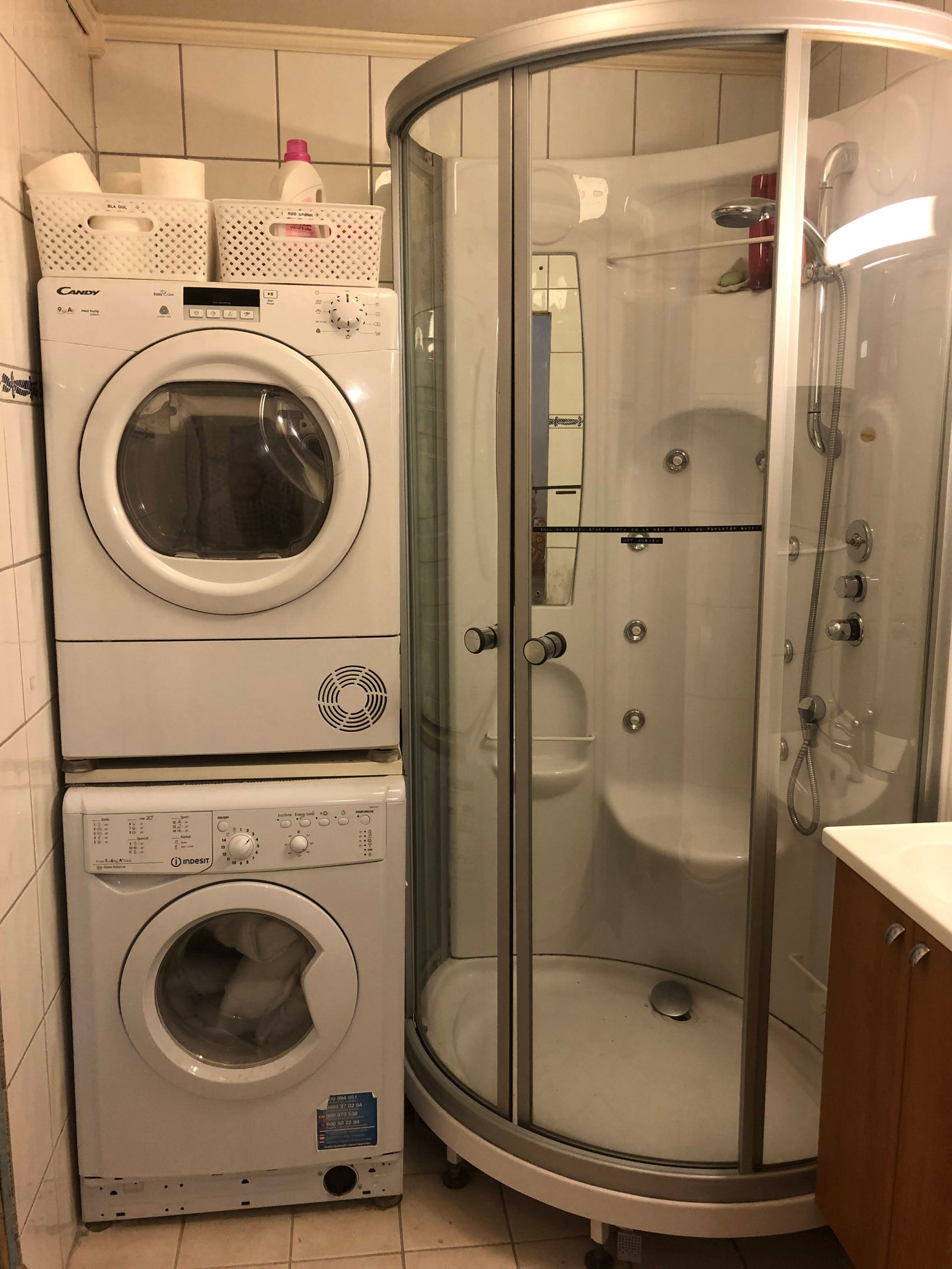 Bad Gul/Blå med felles vaskemaskin Galleribilde