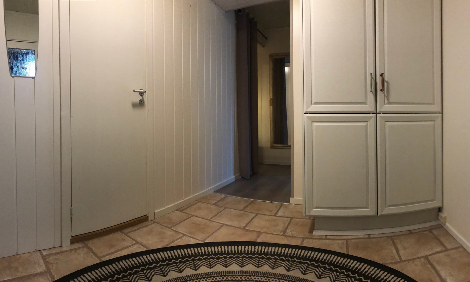 Yttergang med skap til alle Galleribilde