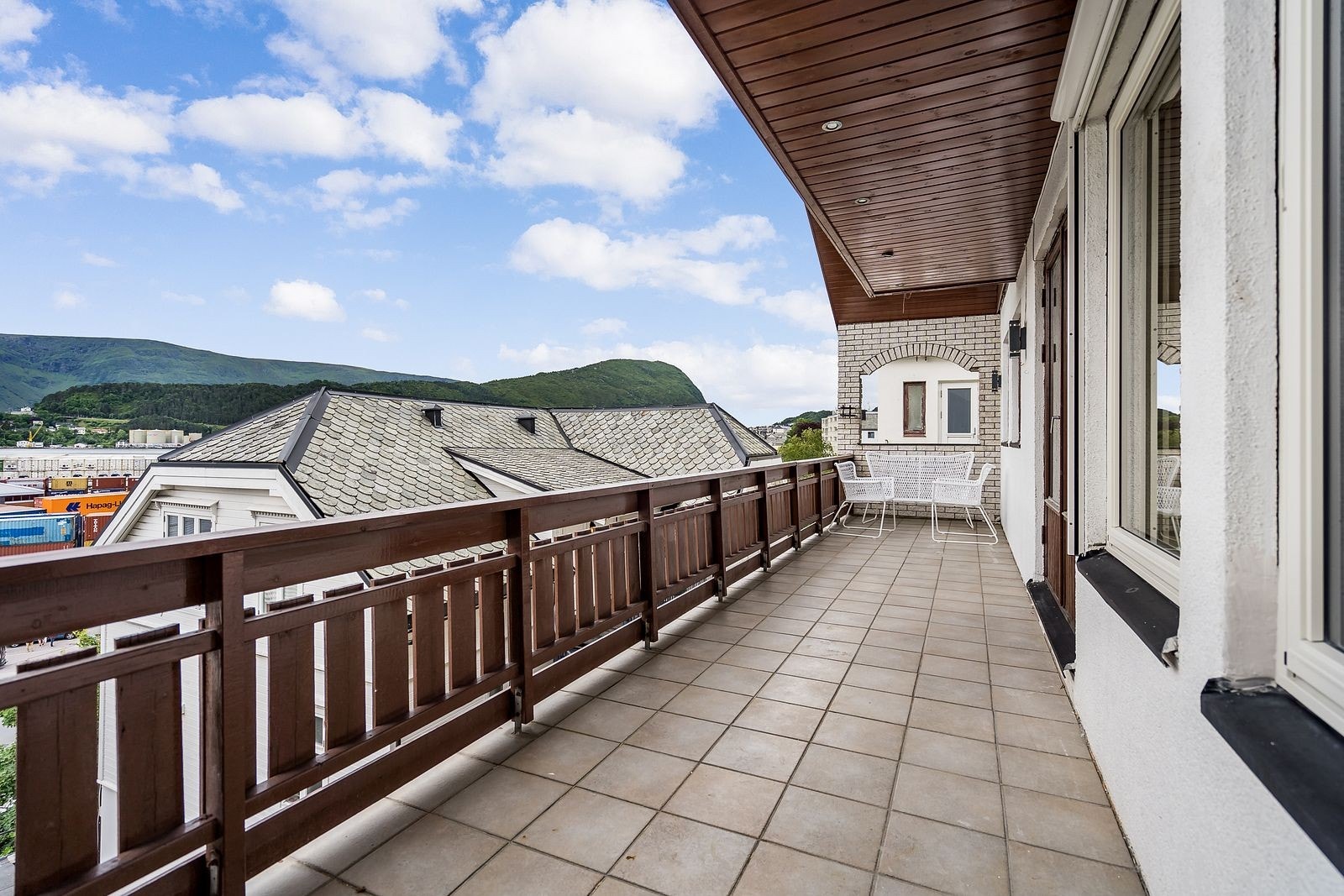 Fra stuen er det utgang til denne store balkongen Galleribilde