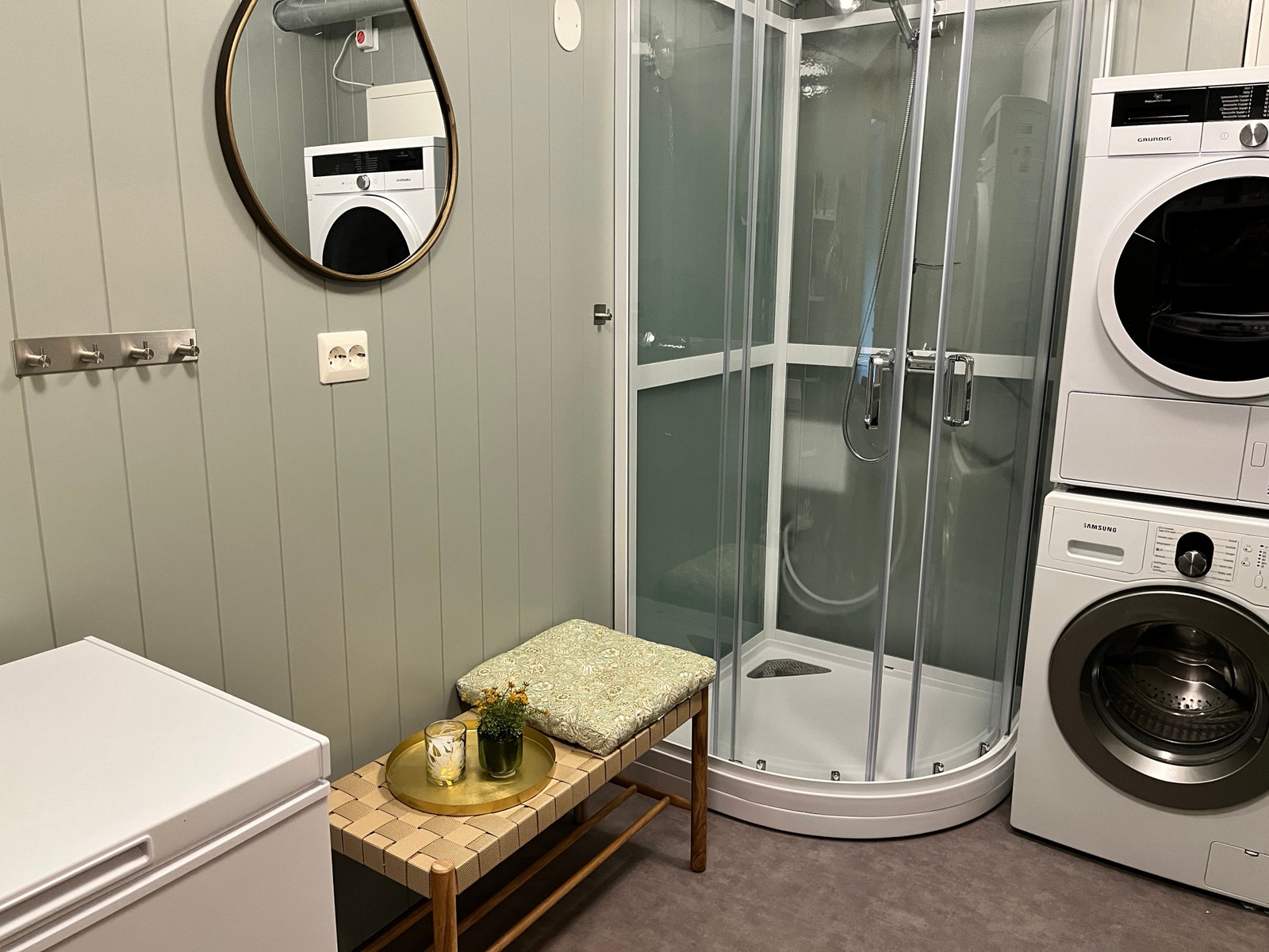 Vaskerom med dusj, vaskemaskin, tørketrommel mm Galleribilde